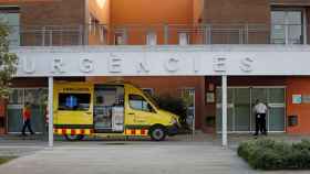 Imagen de una ambulancia ante el Hospital de Igualada