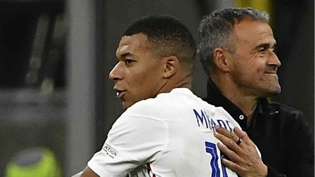 El abrazo de Mbappé y Luis Enrique, después de un partido del PSG