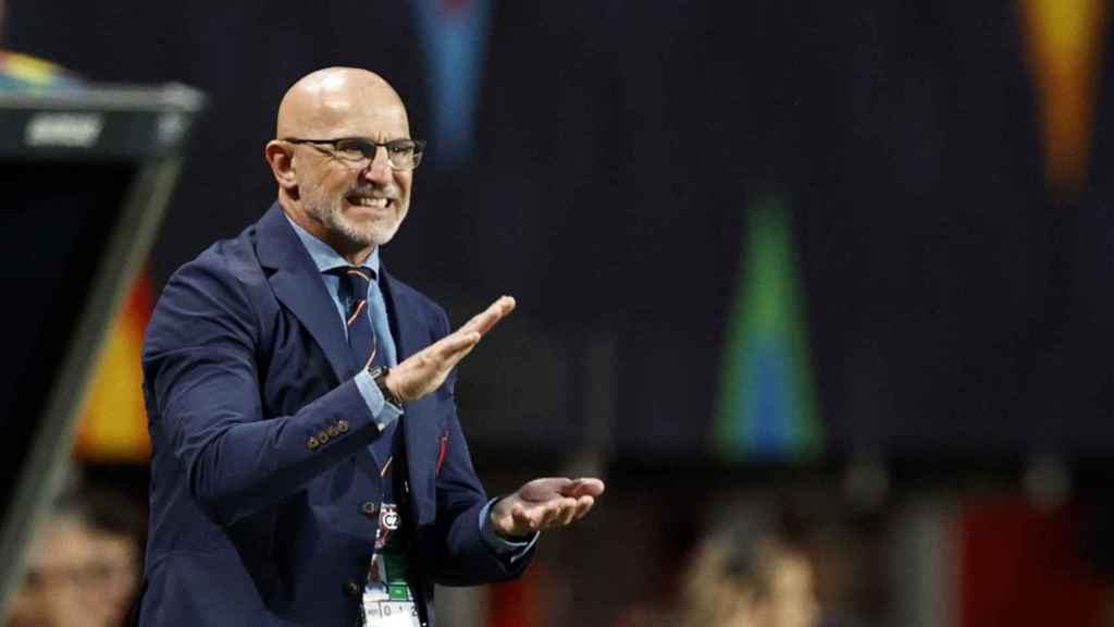 Luis de la Fuente reacciona a una jugada de la selección española