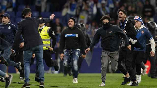 Los hinchas del Espanyol invaden el campo tras la derrota contra el Barça