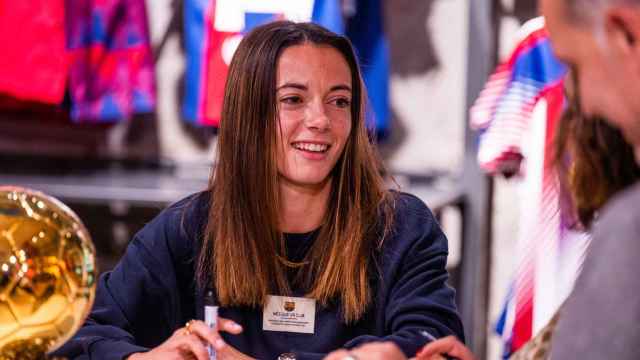 Aitana Bonmatí recibe a los hinchas del Barça tras ganar el Balón de Oro