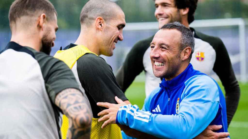 Santi Cazorla se saluda con los jugadores del Barça