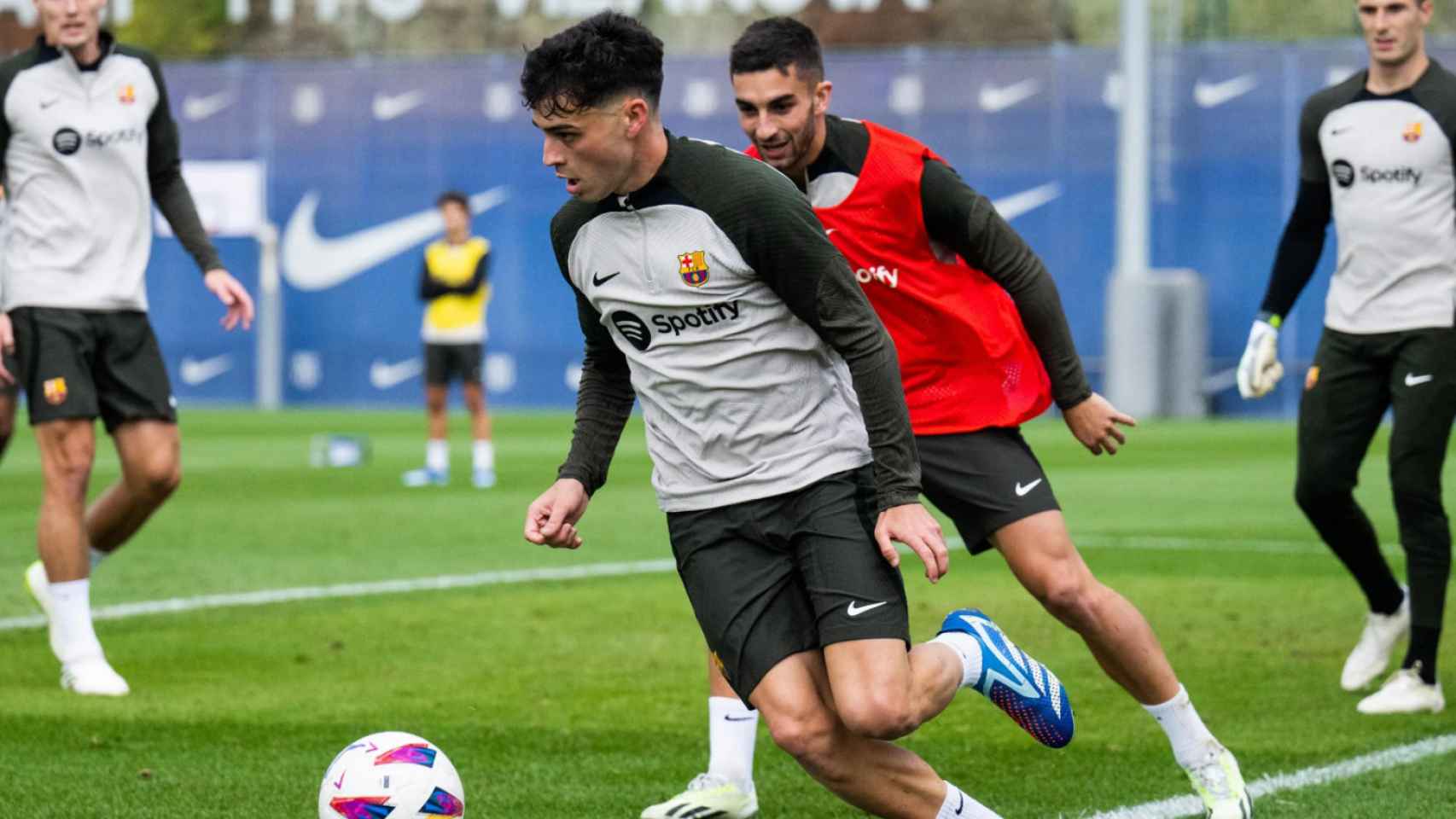 Pedri, perseguido por Ferran Torres en un entrenamiento del Barça