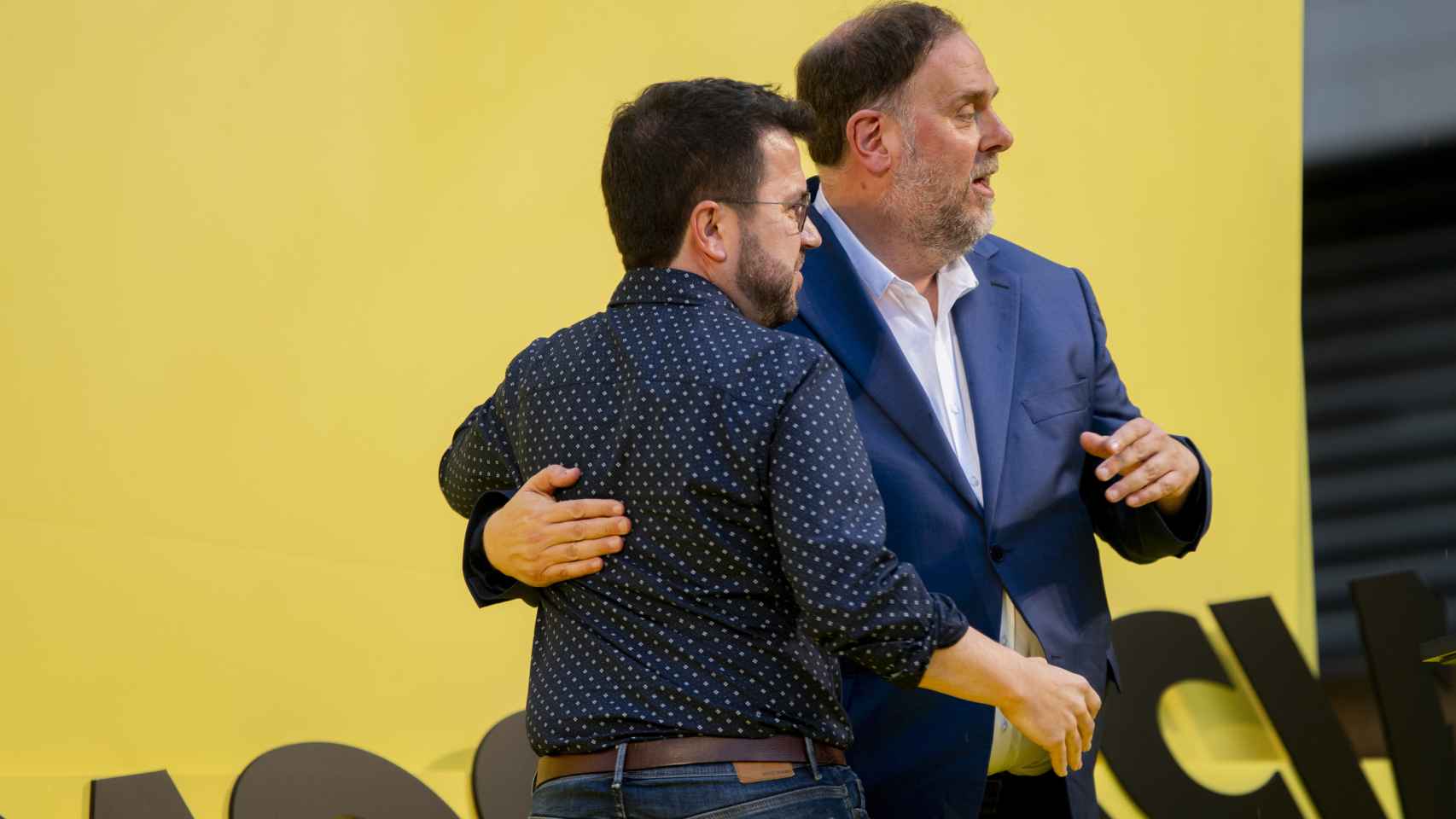 El presidente del Govern, Pera Aragonès (i), con el líder de ERC, Oriol Junqueras (d), en el inicio de campaña de las últimas generales
