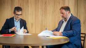 El ministro de la Presidencia, Félix Bolaños, con el líder de ERC, Oriol Junqueras, en plena firma del acuerdo de investidura de Pedro Sánchez
