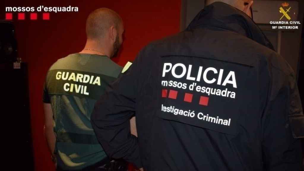 Agentes de la Guardia Civil y de los Mossos d'Esquadra en una operación conjunta