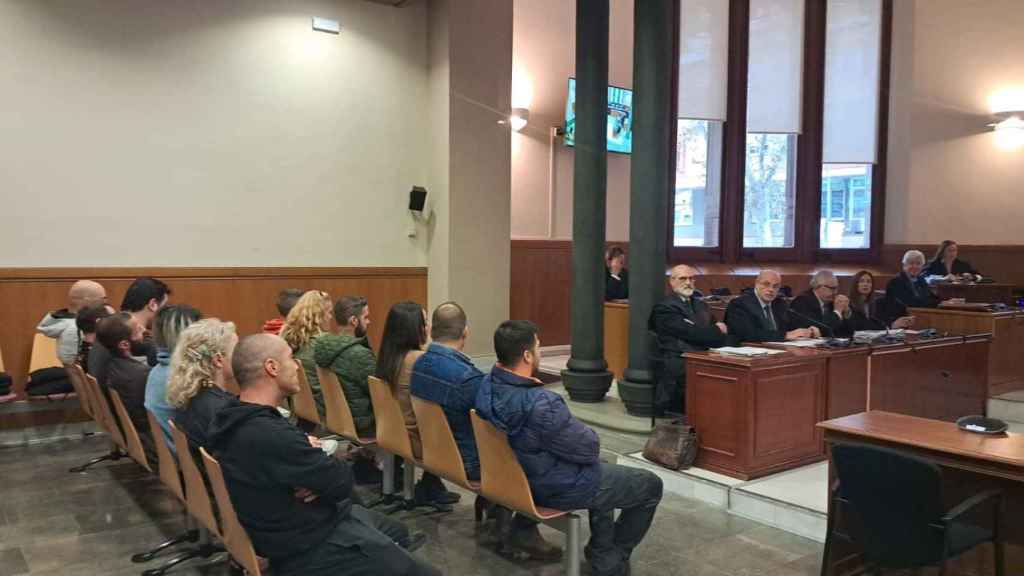 Juicio a una quincena de ultras acusados de ataques a la mezquita de Nou Barris de Barcelona