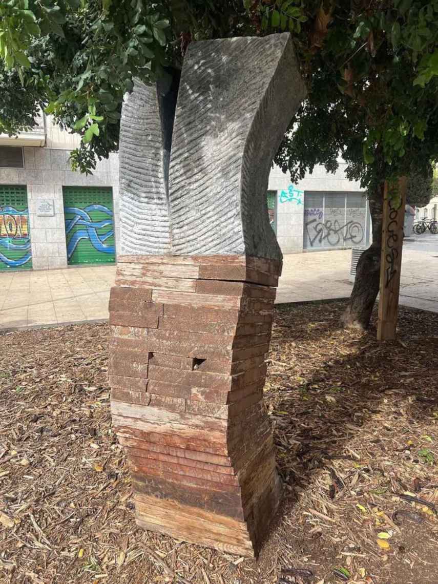 El monumento de la plaza Germanes Ocaña de L'Hospitalet realizado con vigas de Les Corts