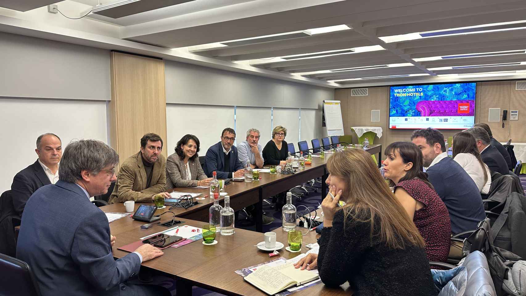 El expresidente de la Generalitat, Carles Puigdemont (1i), durante una reunión con la cúpula de Junts para decidir sobre el pacto con el PSOE