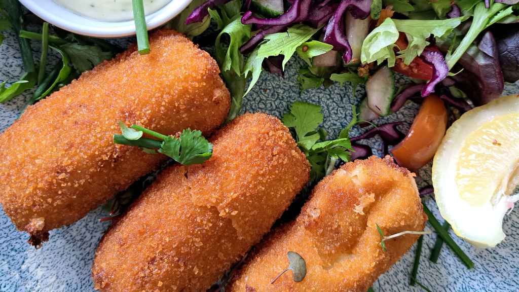 Croquetas con ensalada