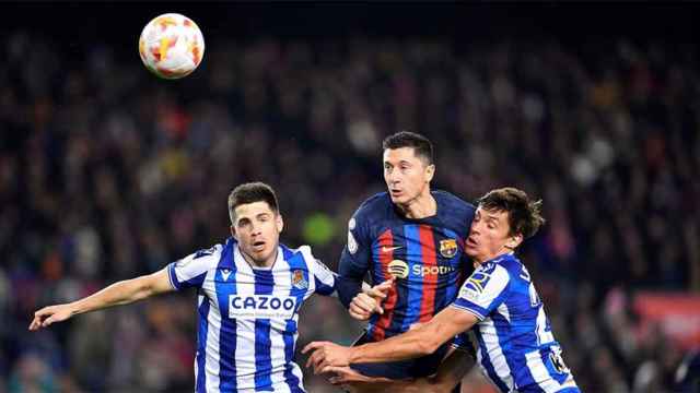 Lewandowski, luchando por un balón con jugadores de la Real Sociedad