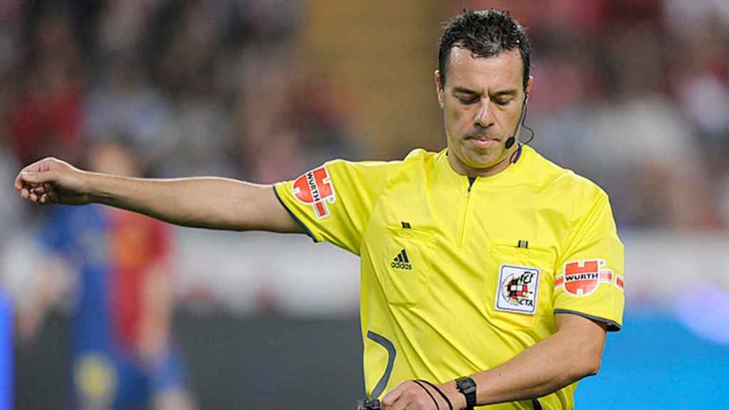 Megía Dávila, arbitrando un partido en Primera División