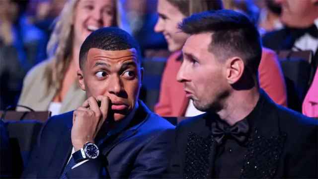 Leo Messi y Kylian Mbappé, charlando en la gala del Balón de Oro