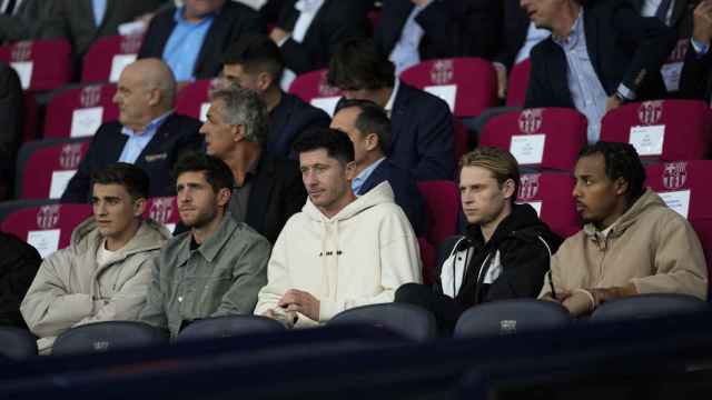 Jules Koundé, sentado en el palco de Montjuïc con otros compañeros lesionados del Barça