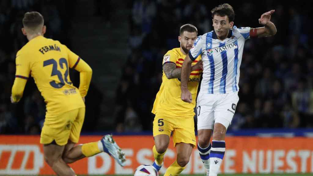 Iñigo Martínez disputa el balón contra Oyarzabal en el partido disputado en Anoeta