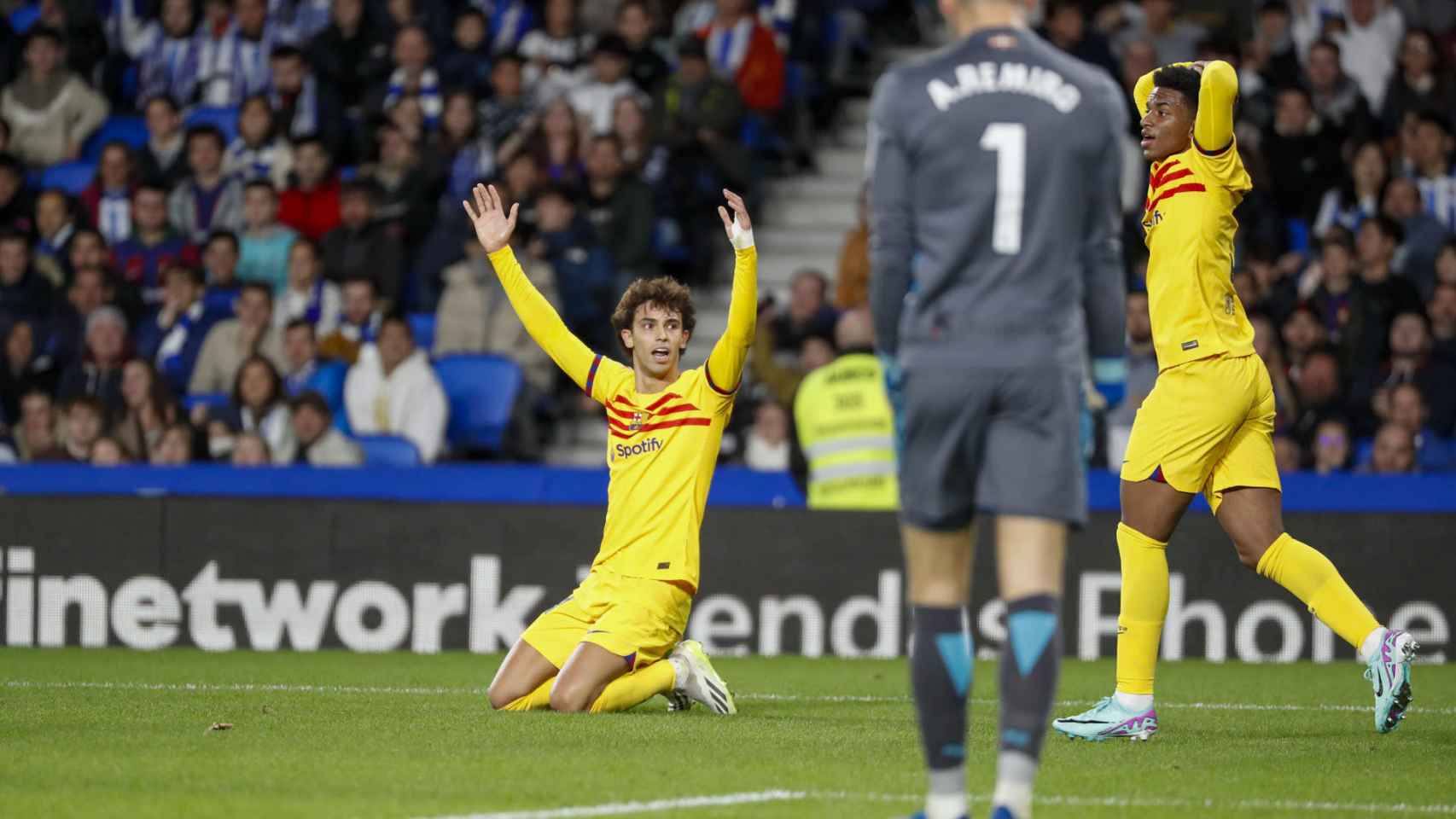 Joao Félix y Balde protestan un posible penalti en Anoeta