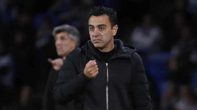 Xavi, visiblemente preocupado por el rendimiento del Barça en Anoeta