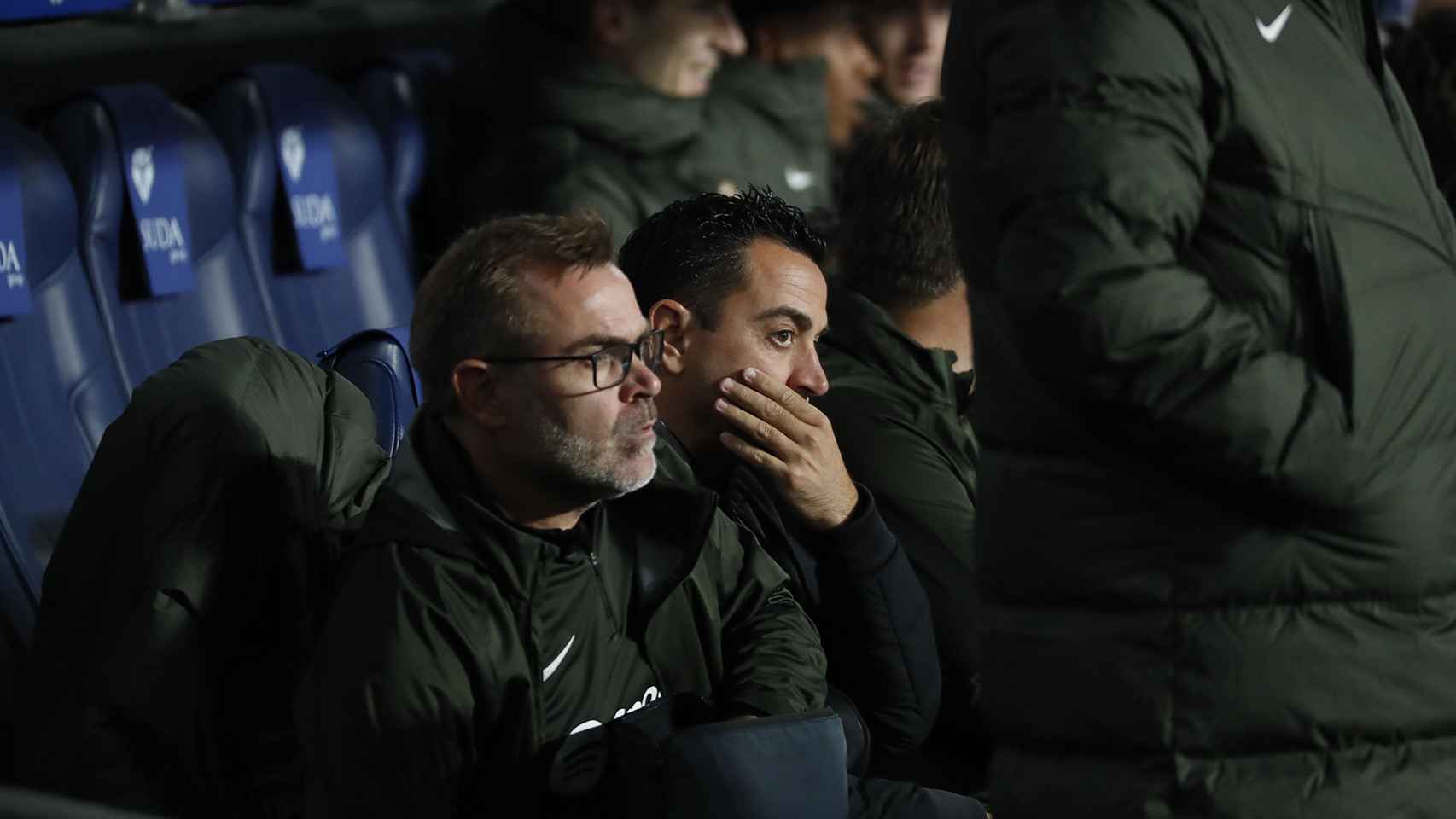 Xavi Hernández, junto a su hermano Óscar, analizando el partido del Barça en Anoeta