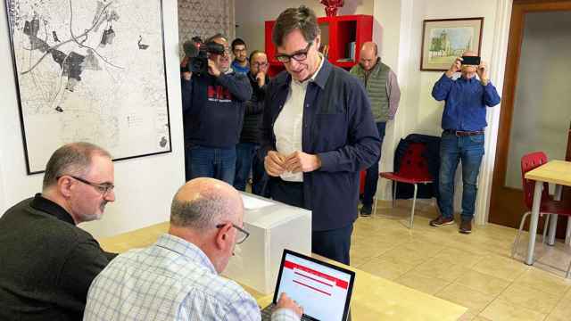 El primer secretario del PSC, Salvador Illa, votando en la consulta del PSC