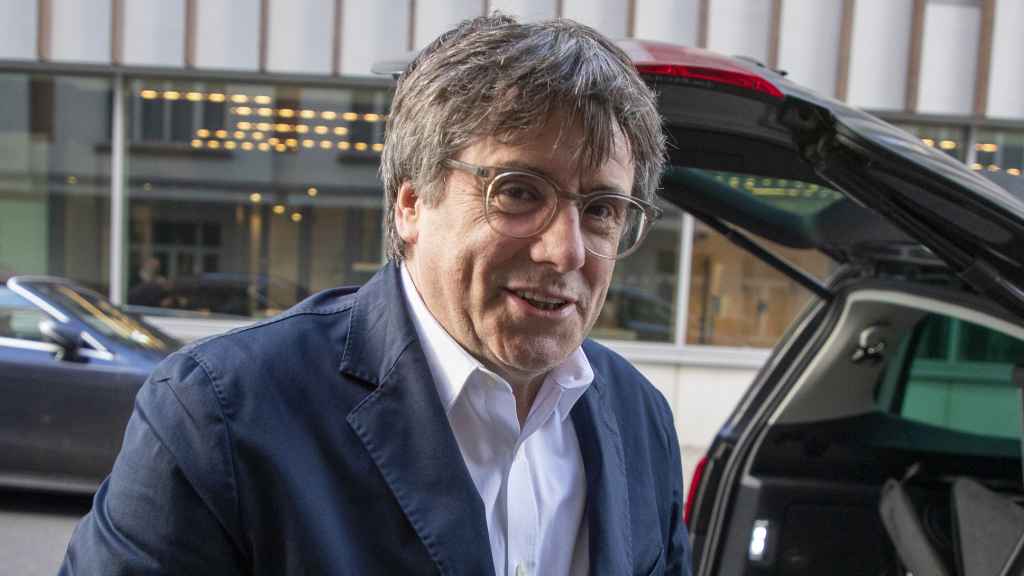 El expresidente de la Generalitat fugado, Carles Puigdemont, ante el maletero de un coche