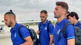 Braithwaite, junto a sus compañeros del Espanyol, en un desplazamiento