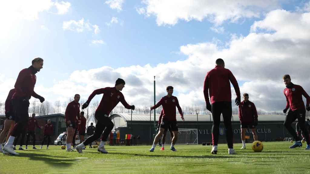 Lenglet, cedido del Barça en Aston Villa, en un entrenamiento antes de un partido de Premier