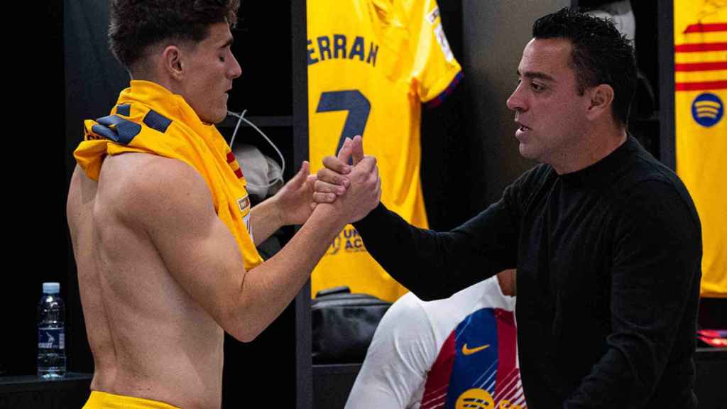 Gavi y Xavi se felicitan tras la victoria del Barça en Anoeta por la mínima