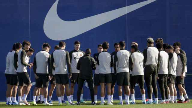 Los jugadores del Barça, escuchando atentamente a Xavi en un entrenamiento