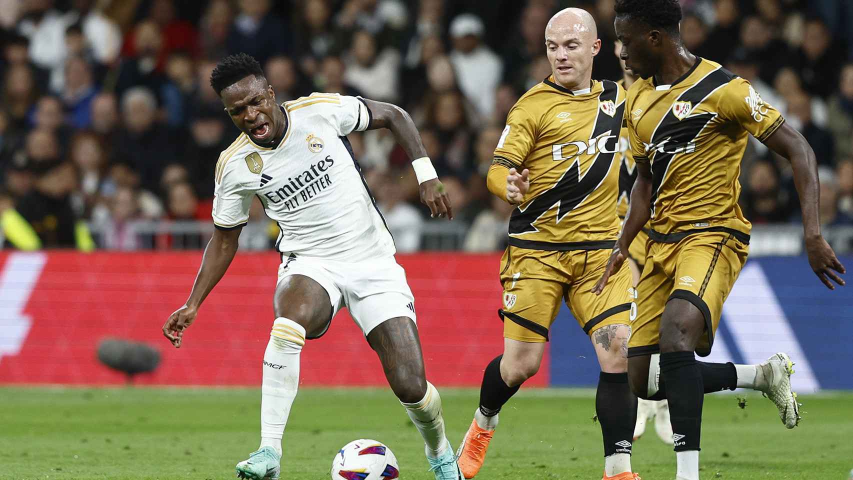 Vinicius se queja de una falta en el partido entre el Real Madrid y el Rayo Vallecano