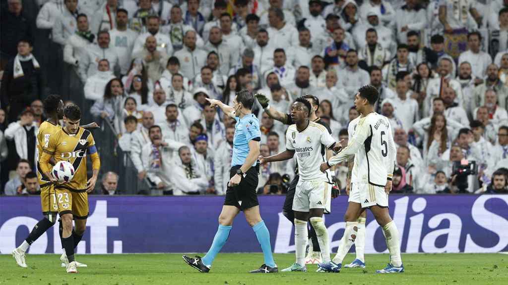 Vinicius se encara con Martínez Munuera por una falta cobrada al Rayo Vallecano