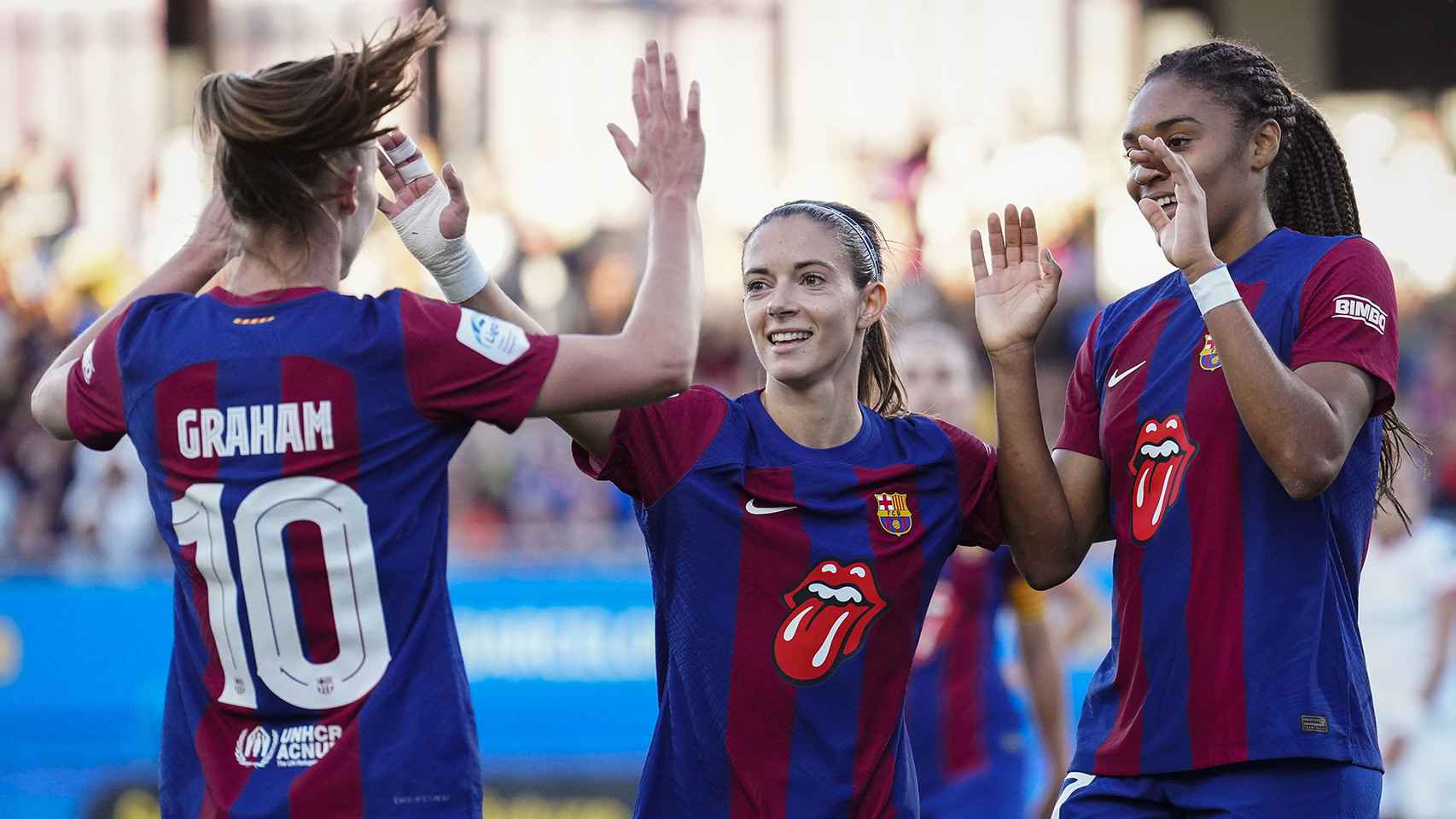 Hansen, Aitana y Salma se felicitan por los goles anotados contra el Sevilla