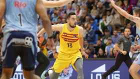 Tomas Satoransky lidera una jugada del Barça de basket contra el Breogán