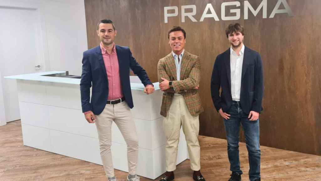 Pol Junyent (d), CEO de Pragma, en una foto corporativa