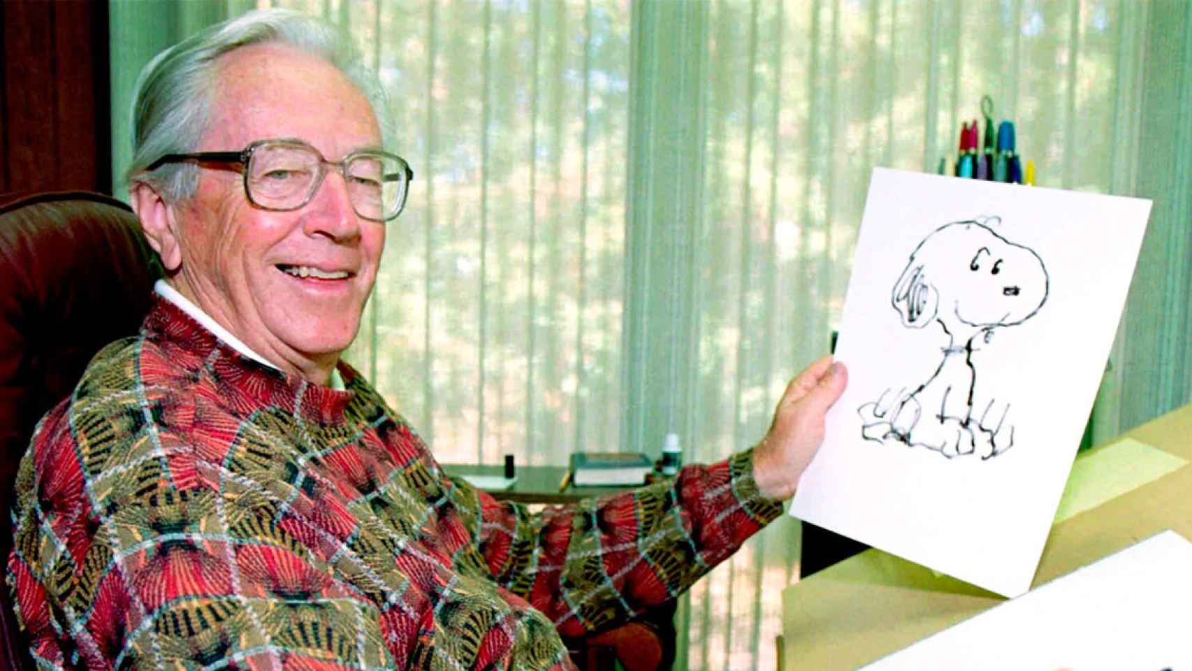 Charles M. Schulz, padre de 'Snoopy', con su creación