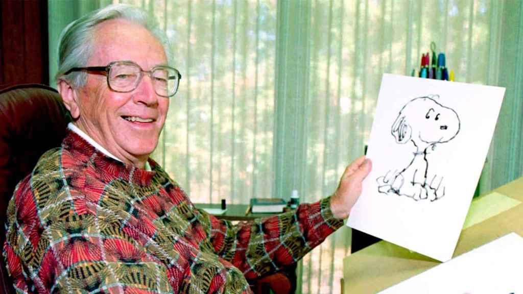 Charles M. Schulz, padre de 'Snoopy', con su creación