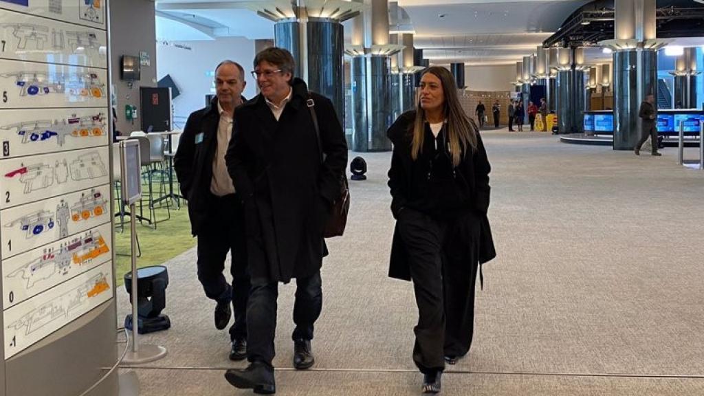 El expresidente de la Generalitat Carles Puigdemont, el secretario general de JxCat, Jordi Turull, y la portavoz de la formación en el Congreso, Míriam Nogueras