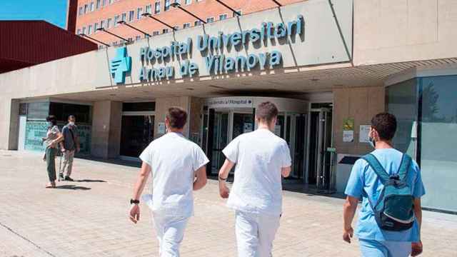 Sanitarios ante el Hospital Arnau de Vilanova de Lleida, uno de los ocho del ICS