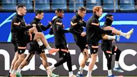 Los jugadores del Shakhtar se entrenan en el campo del Hamburgo