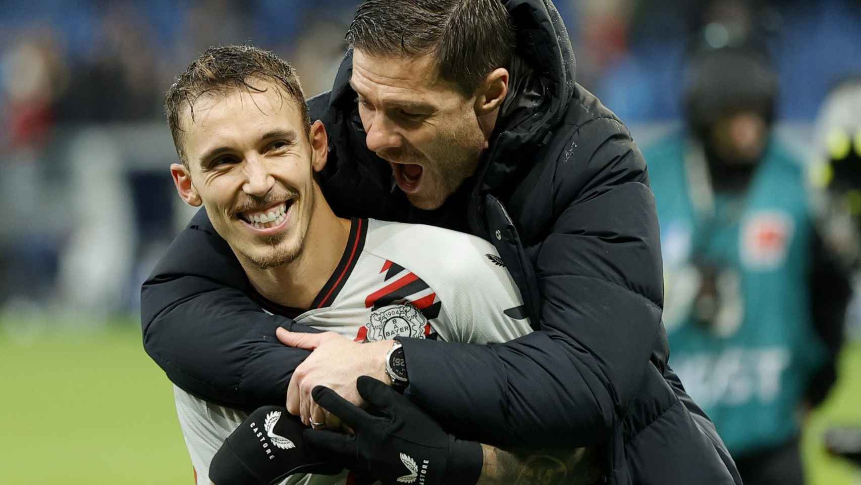 Alejandro Grimaldo y Xabi Alonso celebran una victoria del Bayer Leverkusen