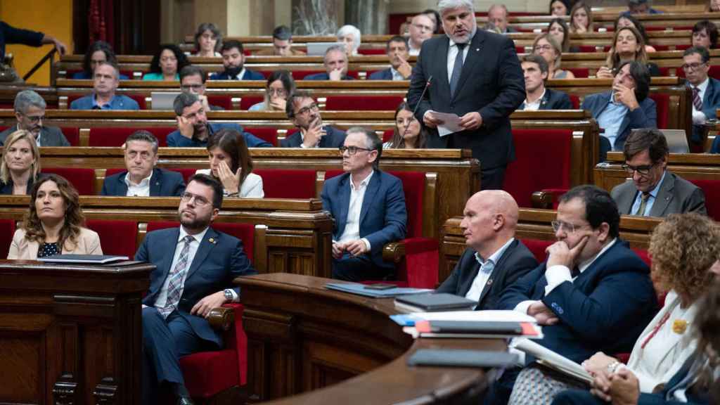 El presidente de Junts en el Parlament, Albert Batet, interviene durante una sesión plenaria