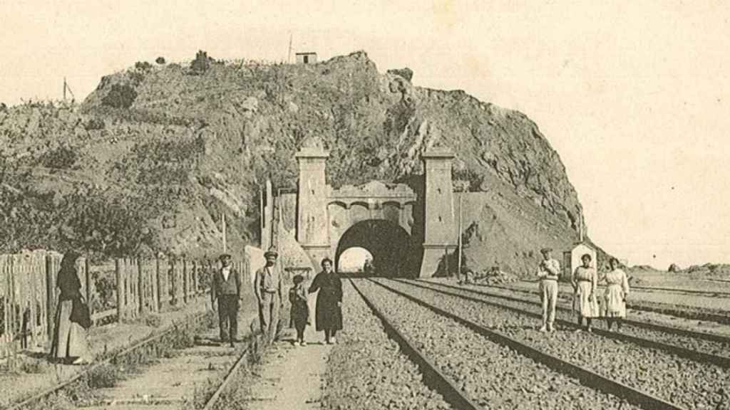 Vecinos en las vías con el túnel de Montgat de fondo