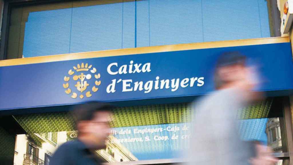 Dos ciudadanos ante una sede de Caixa d'Enginyers