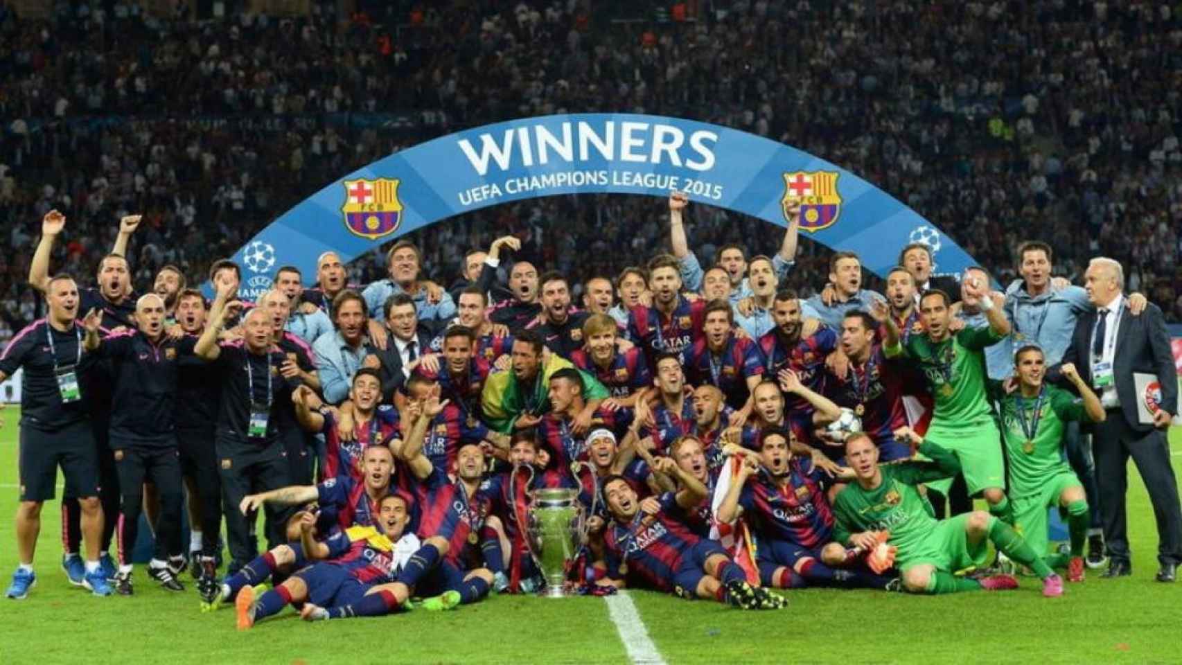 La plantilla del Barça posa con la Champions de 2015