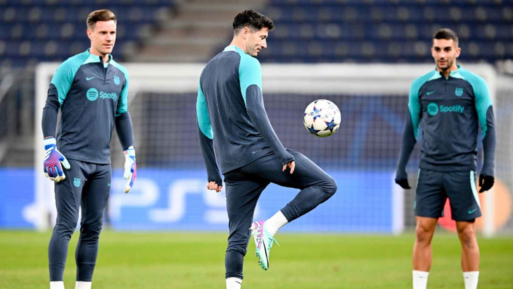 Robert Lewandowski, Ter Stegen y Ferran Torres, durante un entrenamiento del Barça en Hamburgo