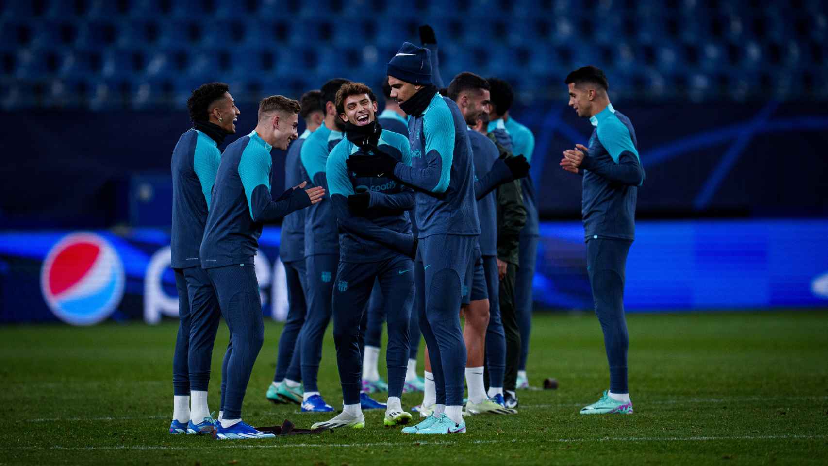 Los jugadores del Barça, durante un entrenamiento en Hamburgo