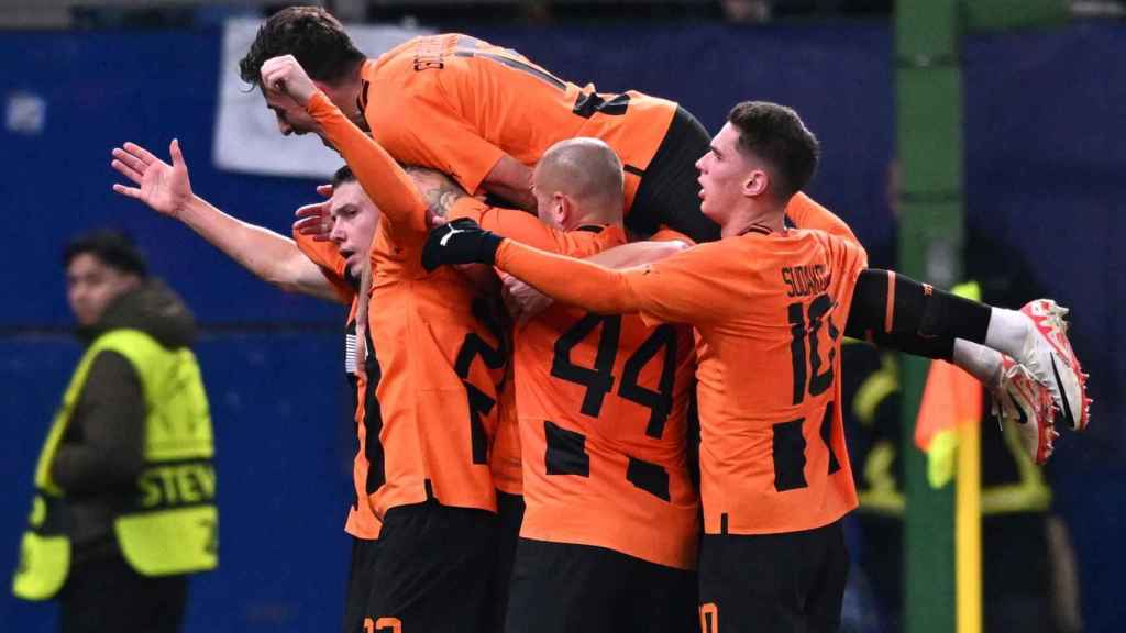 Los jugadores del Shakhtar celebran el gol de Sikan