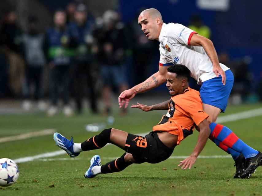 Oriol Romeu presiona a un jugador del Shakhtar