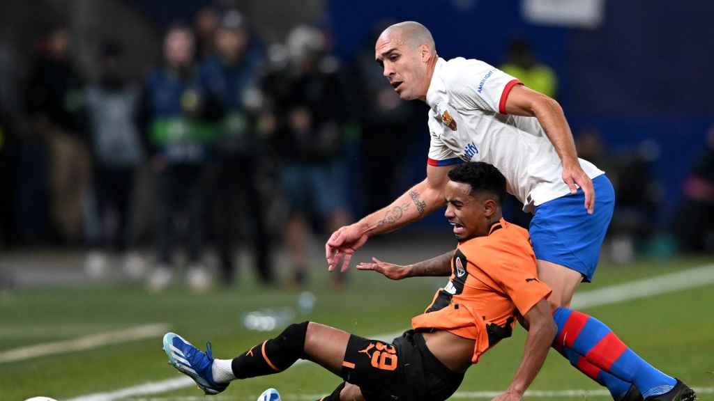 Oriol Romeu presiona a un jugador del Shakhtar