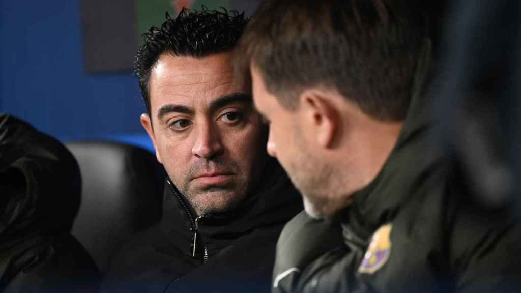 Xavi, en el banquillo del campo del Hamburgo