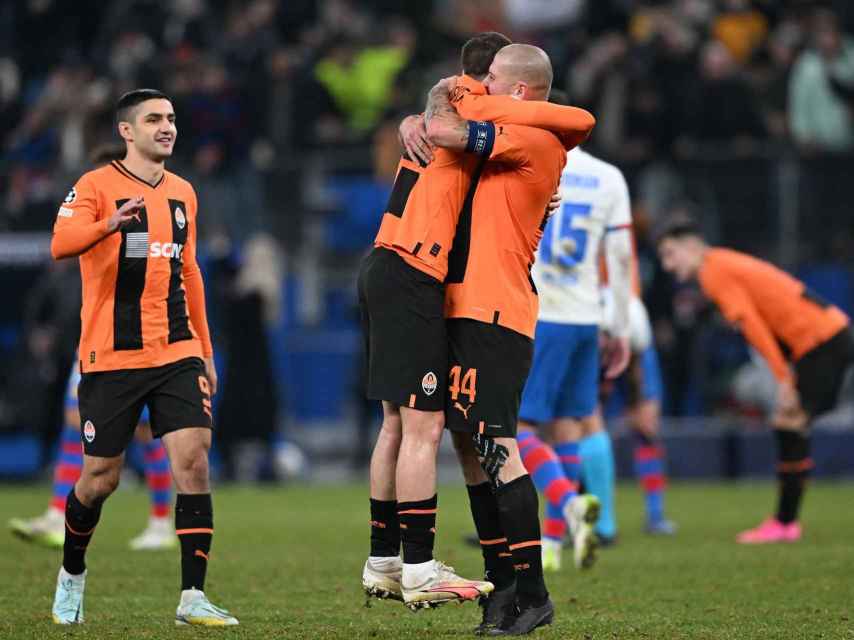 Los futbolistas del Shakhtar celebran su victoria ante el Barça